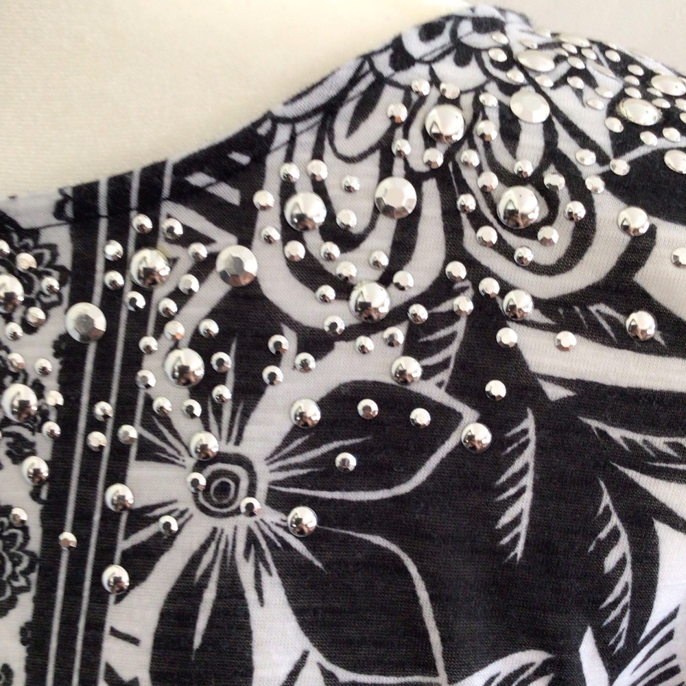 Ruby Rd. Monochrome Floral Sharkbite Top - image 4